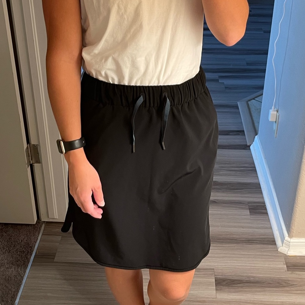 NEW lululemon black on the fly skirt size 6. MAKE AN OFFER!